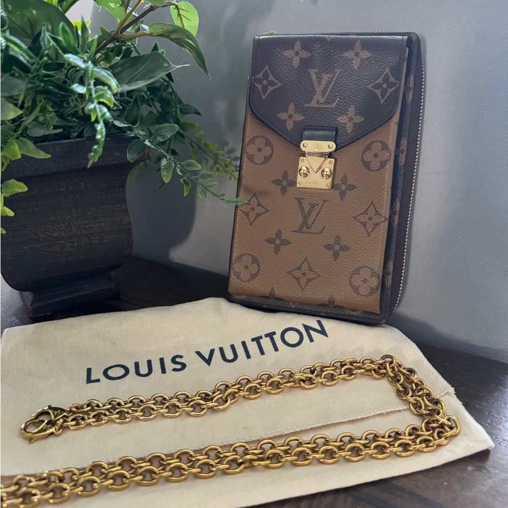 Reverse Monogram Vertical Wallet - on chain